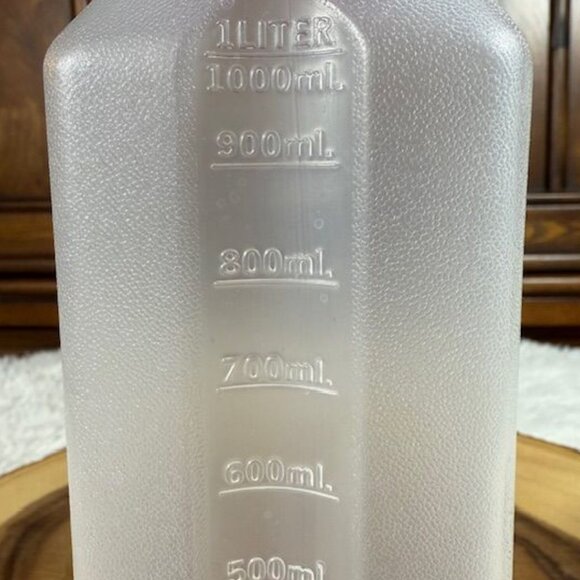 Vintage Set of 2 Rubbermaid 1qt Red Measuring + 1.25pt Blue Flip Top Bottles - Picture 5 of 12